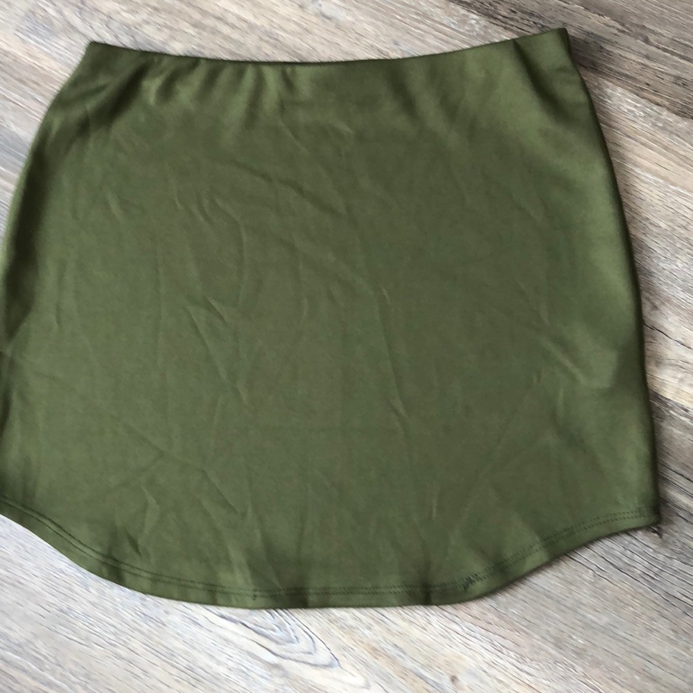 3/$25 - Discreet khaki green skirt